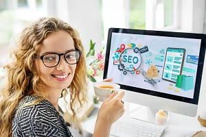 Uma jovem constata como as boas práticas de SEO aumentaram os resultados da sua loja online.